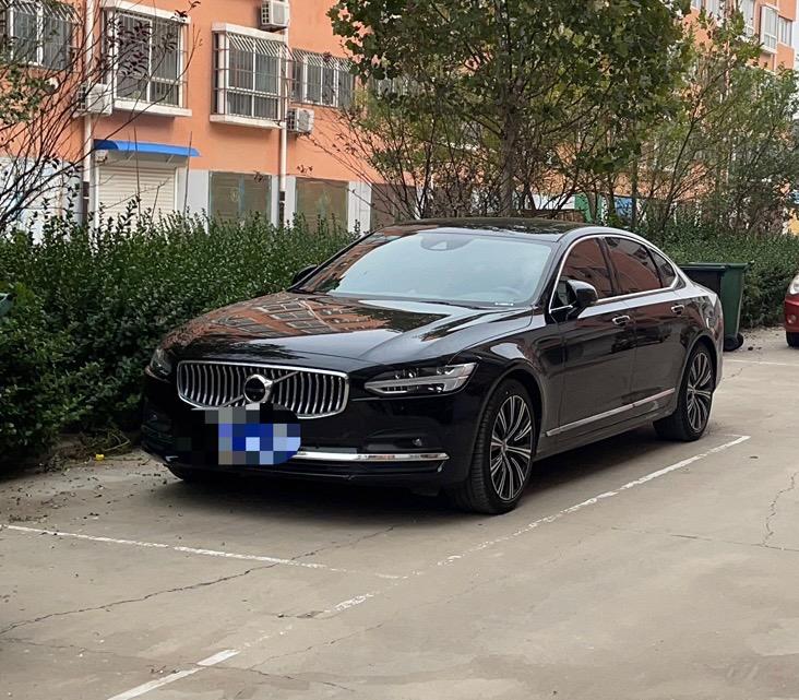 沃尔沃S90 有没有车友知道，这是哪一款行车记录仪，这一款记录仪使用的App是什么呢？