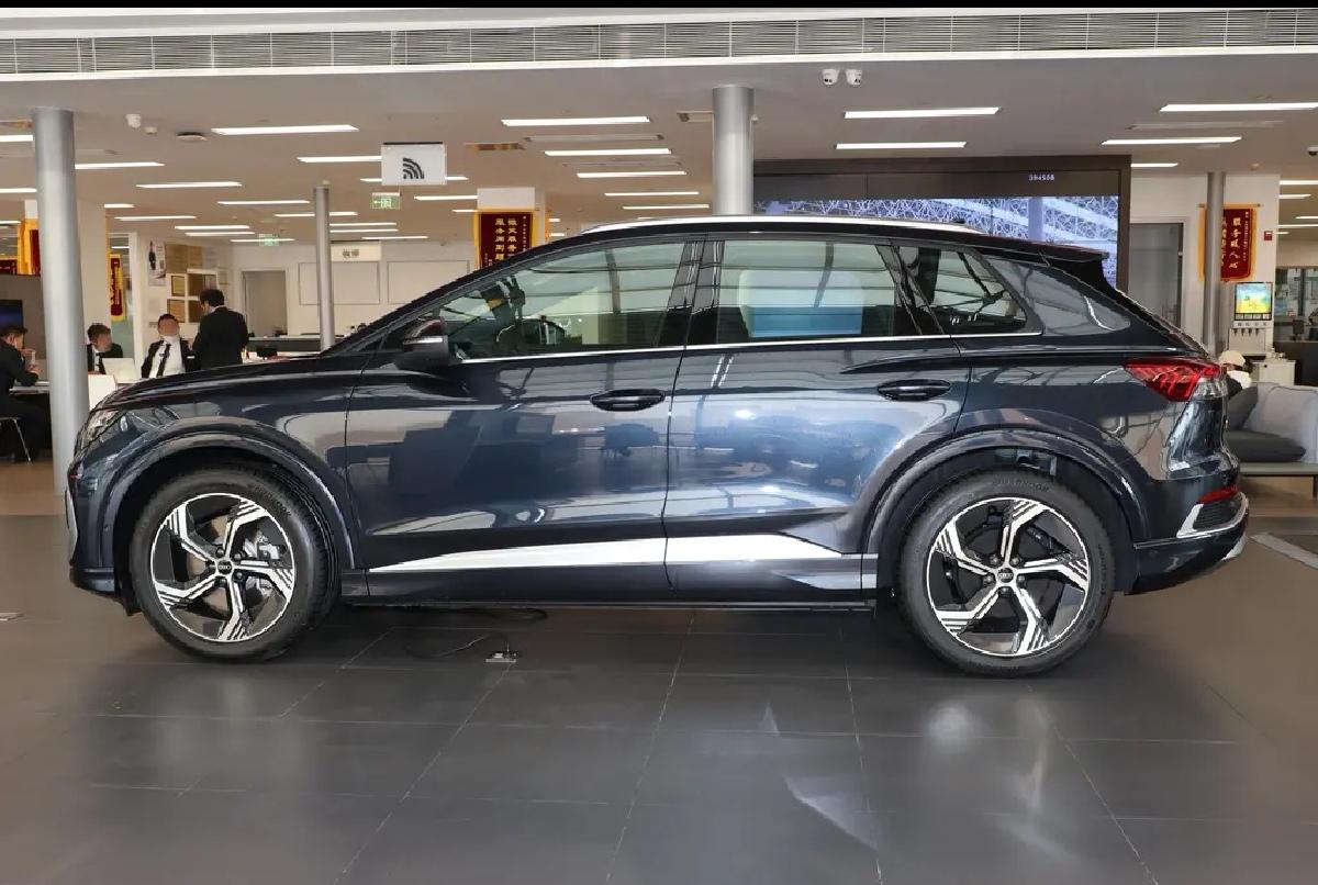 奥迪Q4 e-tron 之前一直考虑油车，突然“车盲”老婆想趁哈新能源车的热度，说不如买辆电车吧！没办法，耙耳朵只能顺从