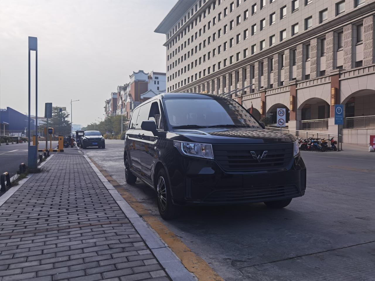 准备换依维柯出五菱征程舒适版，加装卡仕达大屏导航四门隔音车内氛围灯底盘喷漆