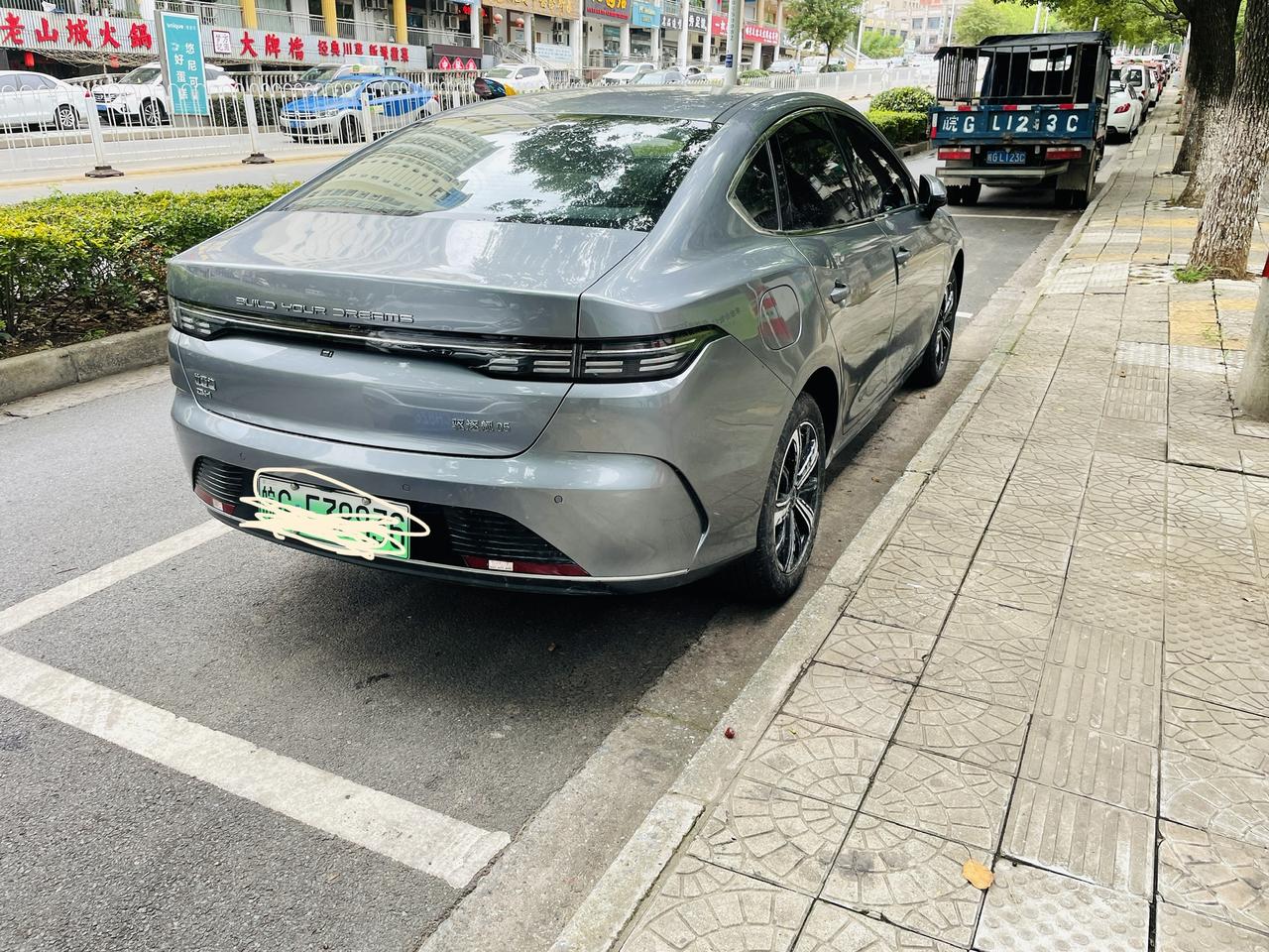 比亚迪驱逐舰 05 准备12月买车 55顶配的 销售讲有1000服务费 送500油卡 5次保养 原车贴膜脚垫 还有个电饭