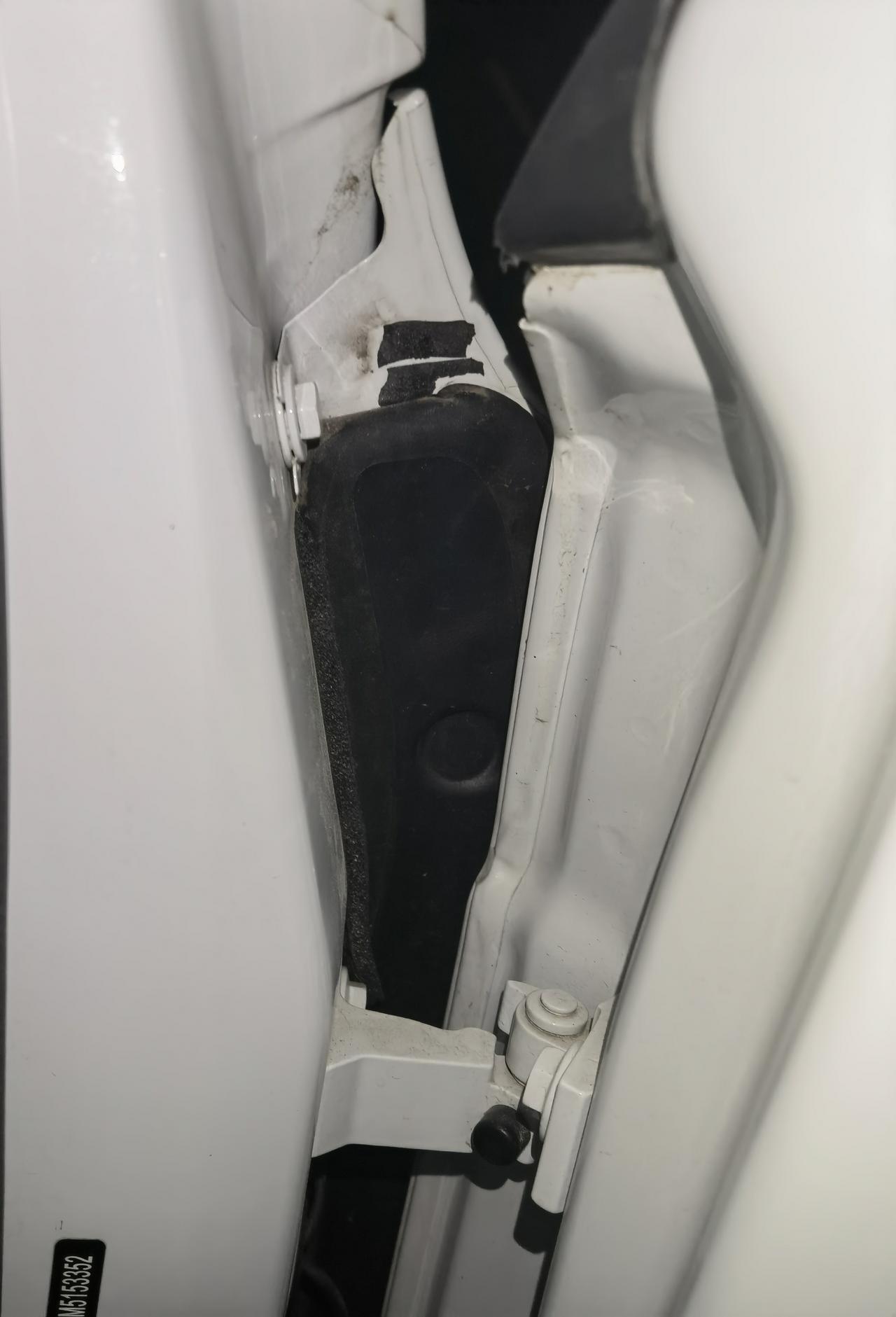大众T-ROC探歌 副驾驶这个位置开胶了 这里风噪大是不是跟这个有关系啊？ 怎么解决啊 求大神指点迷津