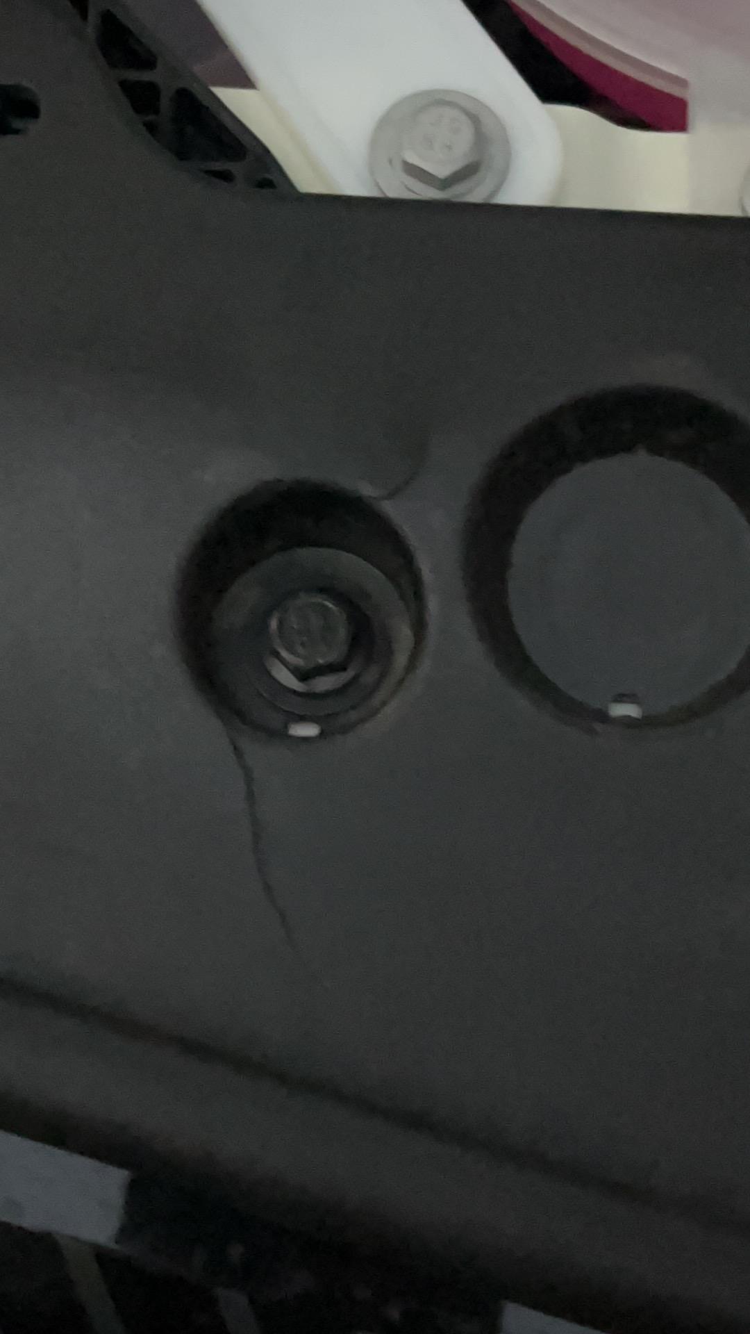 比亚迪海豚 车前盖里的塑料罩板裂了，需要赶紧修吗？如果修的话大概多少钱呀？走保险还是自费更划算呢？谢谢大家～