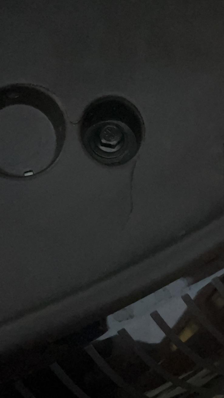 比亚迪海豚 车前盖里的塑料罩板裂了，需要赶紧修吗？如果修的话大概多少钱呀？走保险还是自费更划算呢？谢谢大家～