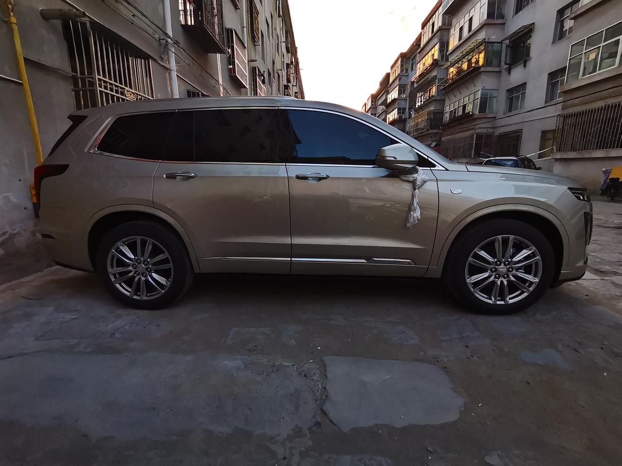 凯迪拉克XT6 各位，小弟提的是豪华标准版，因为是现车，又有点急用，老板说这款比豪华版的少六个音响，豪华版又得等，尊贵版