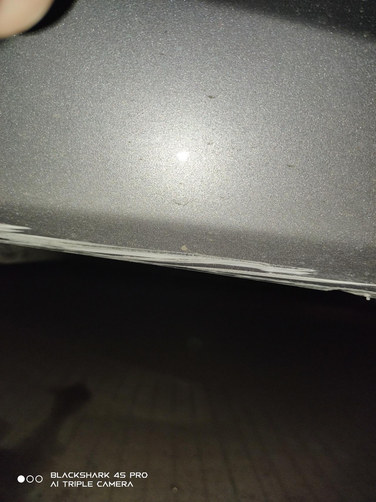 丰田凯美瑞 如图，刚提的新车10来天第一血就没了，这个地方是后排最右边车门的最下沿，转弯时被一个石墩给刮了，这个地方除非