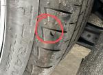 丰田凯美瑞 新车不到两个月，去4S做首检时发现一个轮胎有损伤，建议换轮胎，有懂的车友帮看看需要换吗？