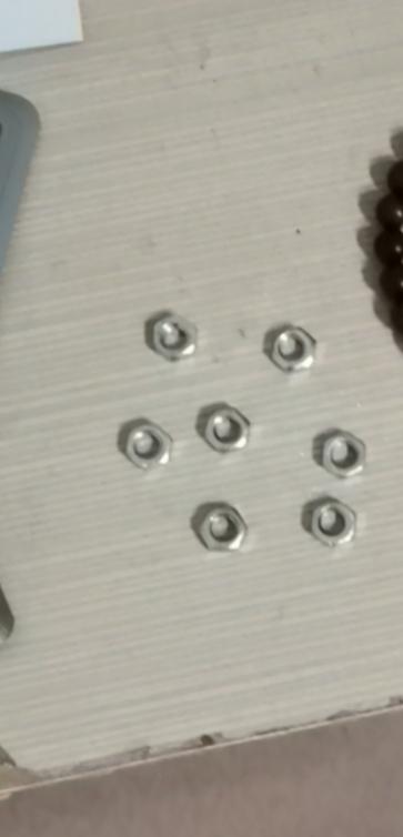 日产轩逸 今天收到铁牌了，然后自己去装，左看右看，发现车管所给的几个螺帽不知道怎么装。后面没有装上去，直接就拧螺丝盖防盗