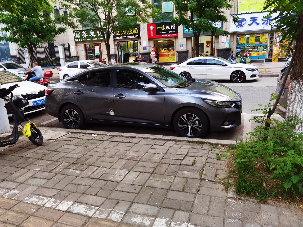 轩逸钨钢灰有人贴黑顶吗效果怎么样