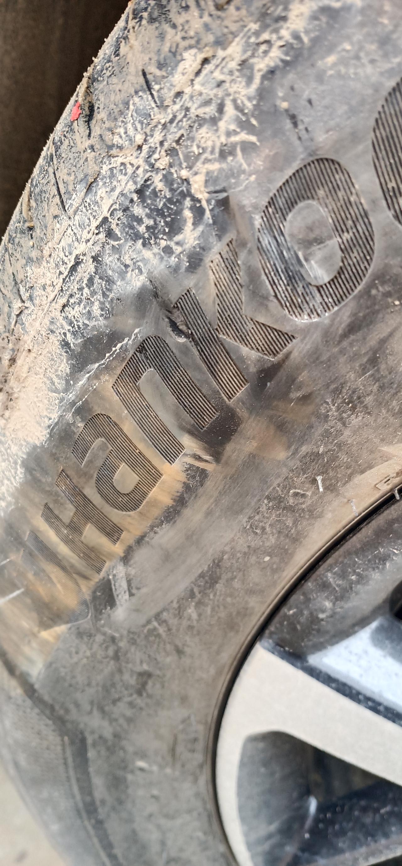 哈弗H6 我得车买半个月我得轮胎躲车的时候水泥路太窄一个轮胎掉下去了，有点磨损，能不能在高速上跑