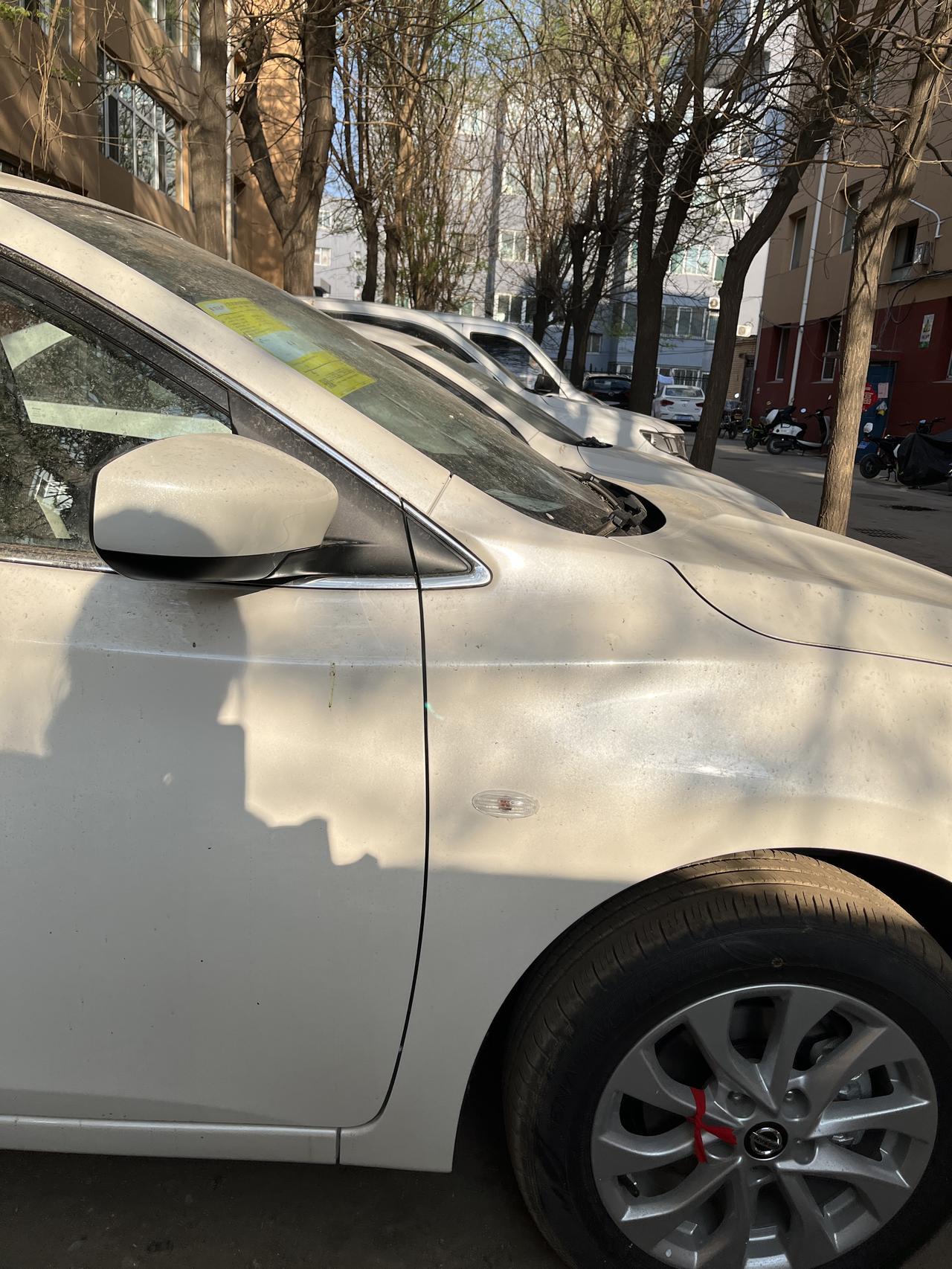 日产轩逸 刚提车20天，车门左右缝隙不一致，正常吗？是不是有问题了？