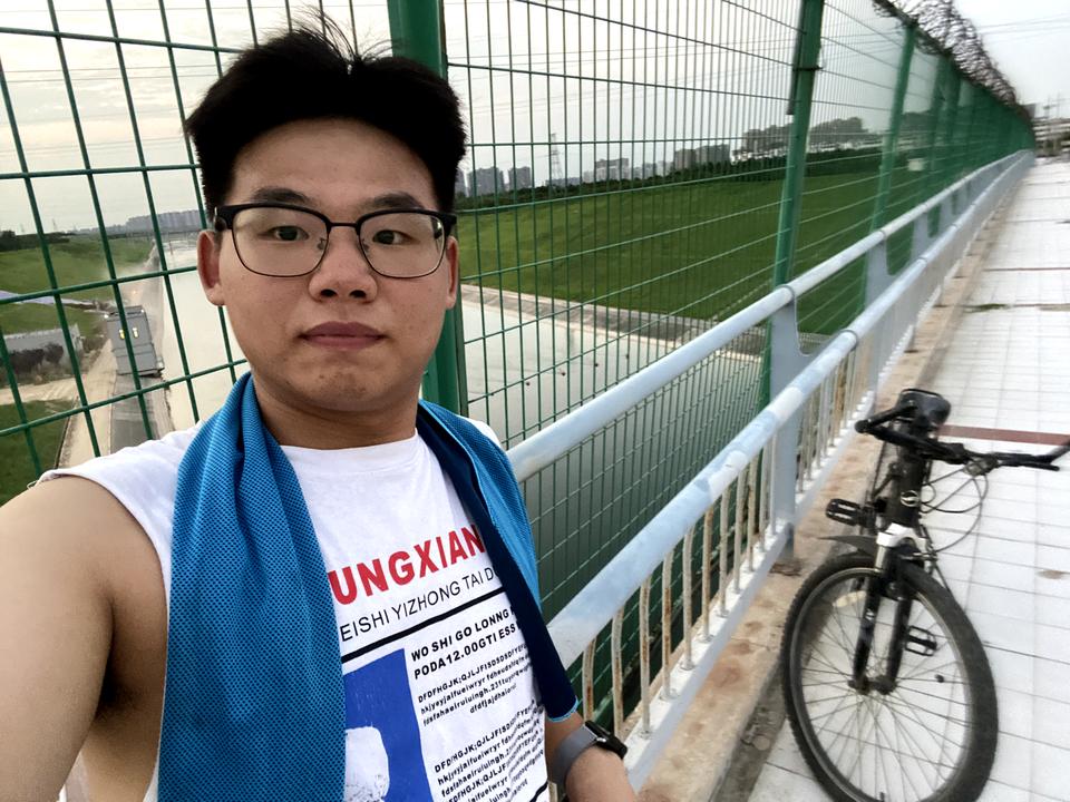 吉利星越L 我今年大学刚毕业，目前工资3500左右，最近看上了星越l这款车，我个人认为星越l我是到目前为止国产车最好的一
