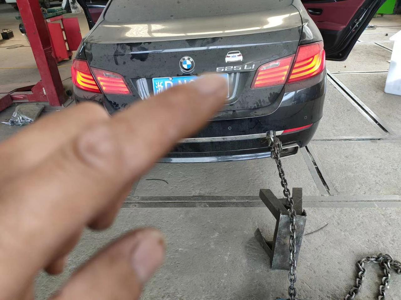 宝马5系 宝马12款523，因为撞车，换了发动机气缸盖和气门室。现在车子点火哒哒哒点火有点难但是能启动，启动后发动机左右