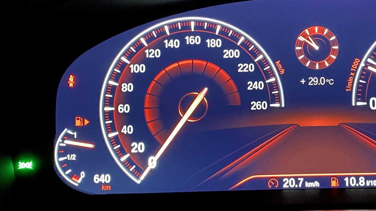 宝马5系 530li 19款，舒适模式夜间仪表，有时候加油机标志和水温标志白色，有时候红色。特别是晚上停车后，再着车就白