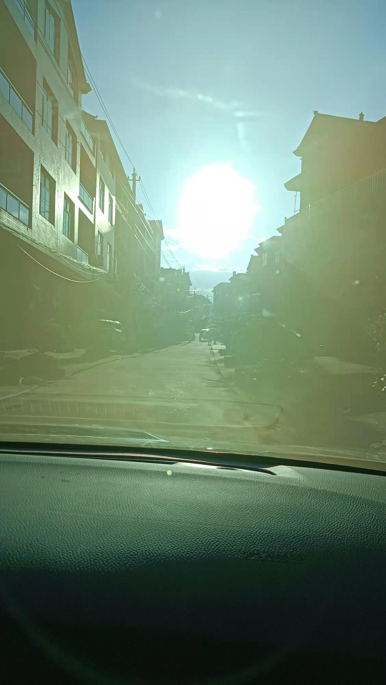 日产轩逸 前挡玻璃贴了膜为什么太阳直照会模糊，就像车内雾一样