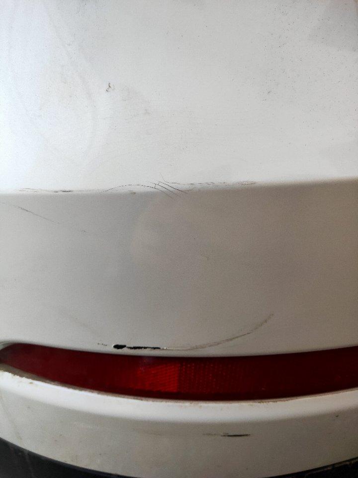 哈弗H6 20款h6，这个有必要换吗？换一个多少钱？灯上面裂了点，下面掉点漆