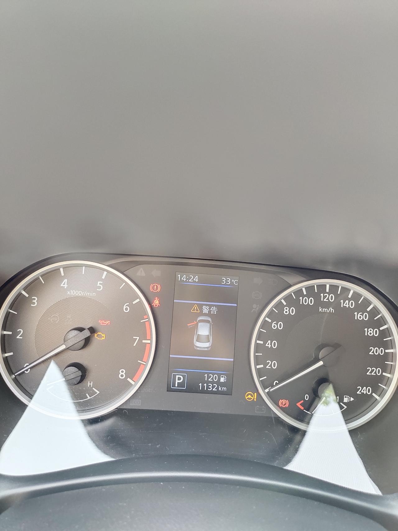 日产轩逸 三个月的新车，前两天才保养完，今天突然打不着火了，维修员过来看后说是大灯忘关导致电瓶没电的，他拿了个工具搭电又
