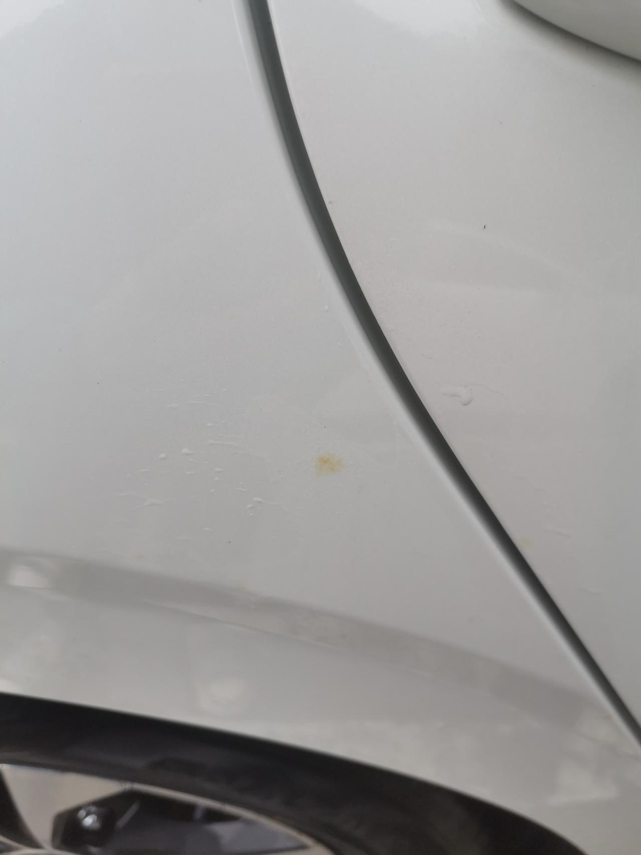 日产轩逸 车子开了4个月了，最近发现车上到处都是这种黄色绣一样的斑点点，用什么东西可以搞掉？