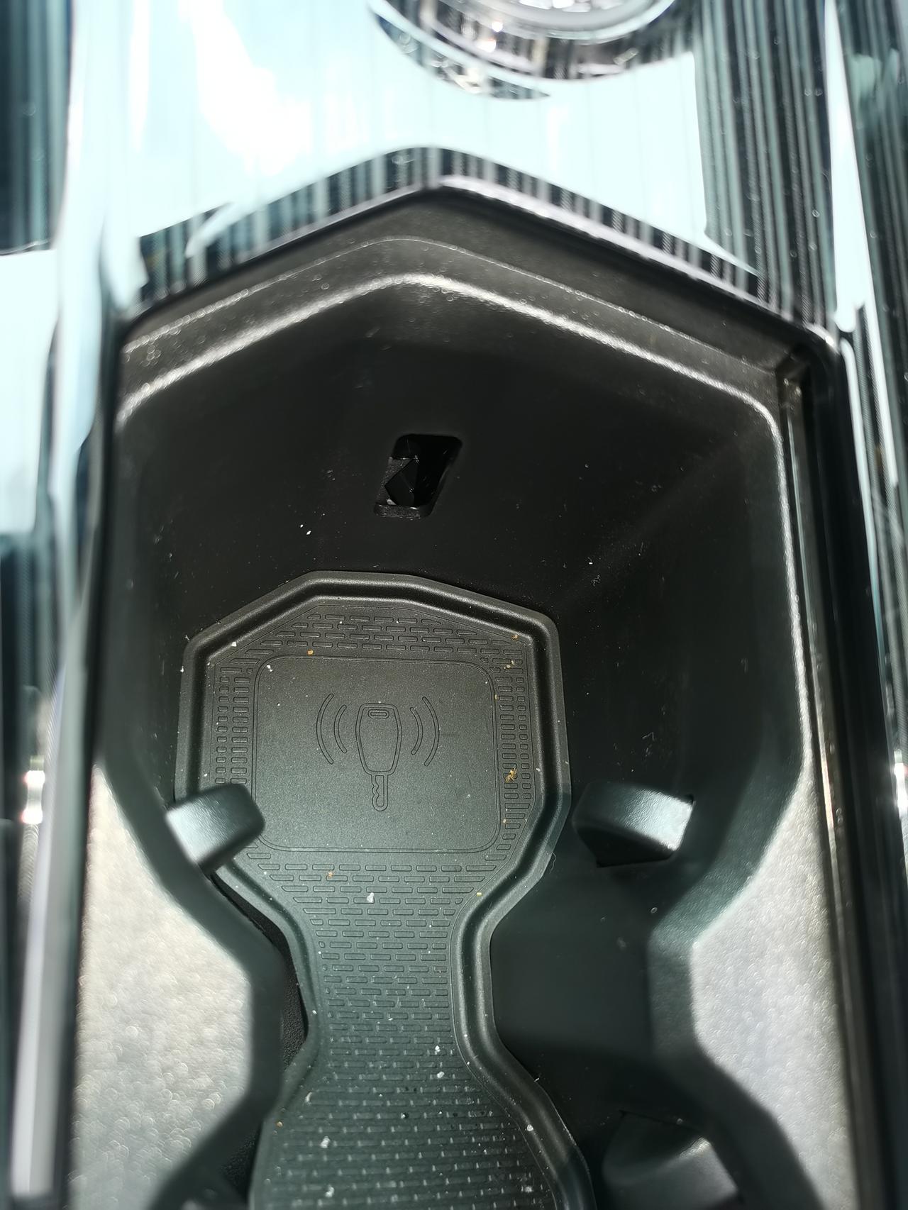 吉利星越L 杯架卡子就掉进去了，知道怎么修吗？