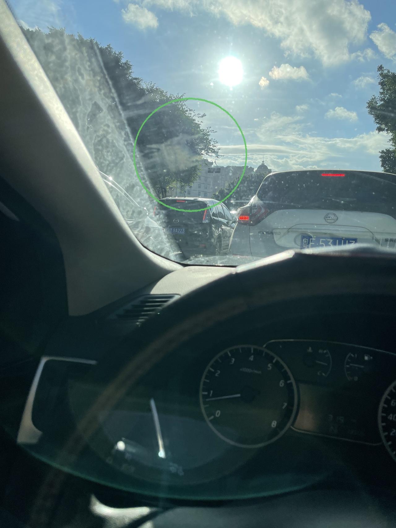 日产轩逸 这个印是膜的问题嘛   擦又擦不到   太阳反光的时候才看见    像是在玻璃夹层一样的