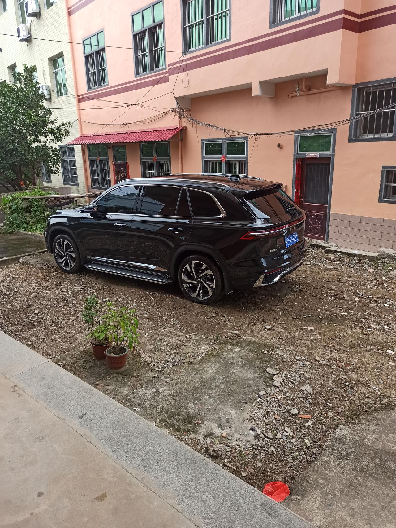 吉利星越L 这个设计有点容易进泥土了