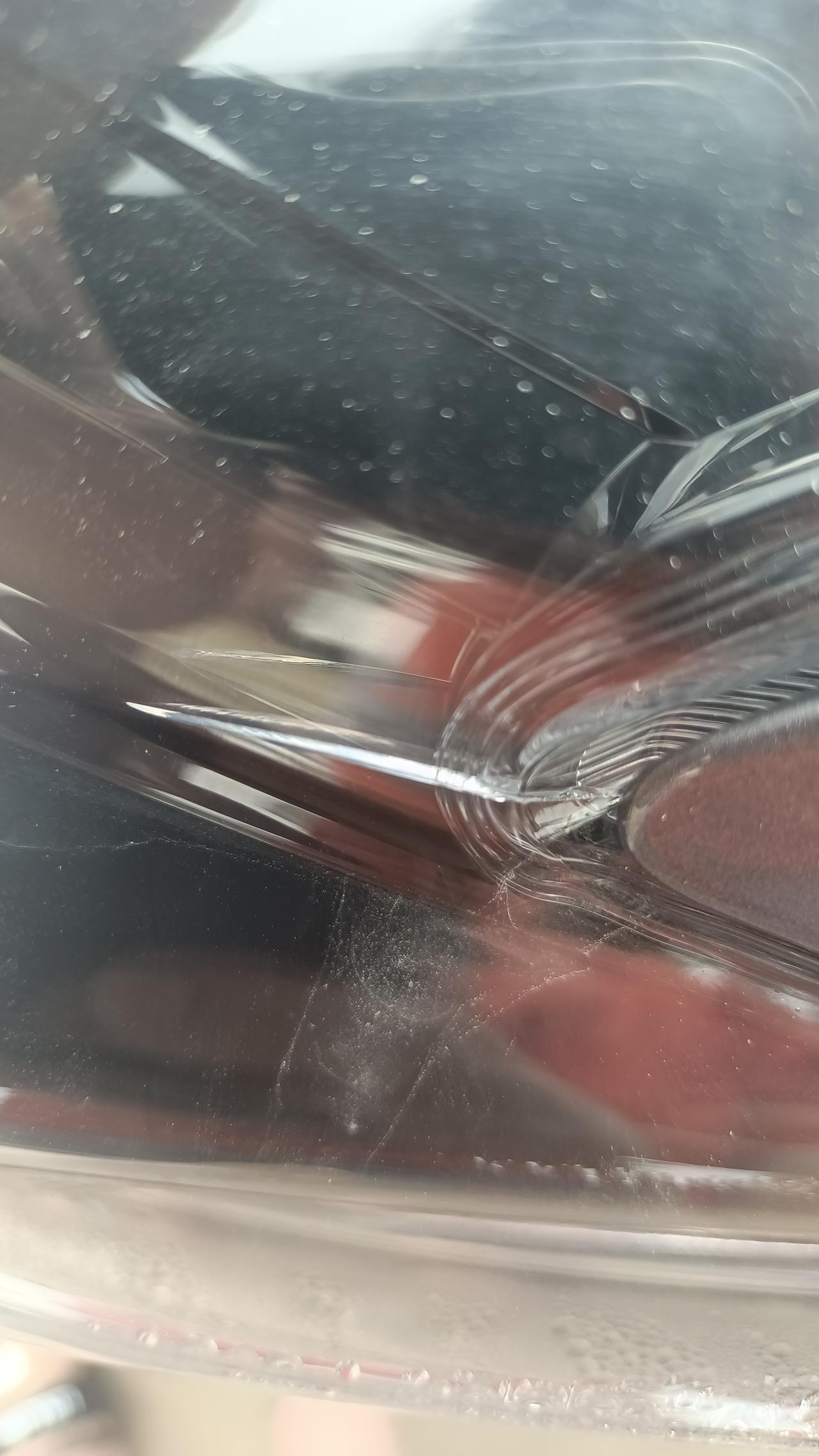 日产轩逸 提车几天发现大灯有裂痕，进水。厂家说是外力所制。拒赔！怎么办各位车友们支支招