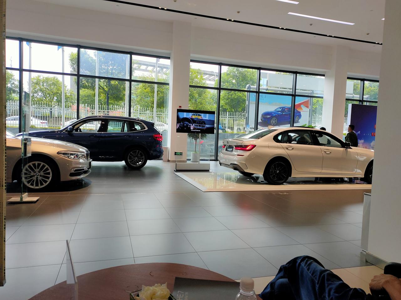 宝马5系 时间2020年9月16日，坐标重庆，今天去4S店看了一下530领先豪华版，裸车价408000、有一个7800的