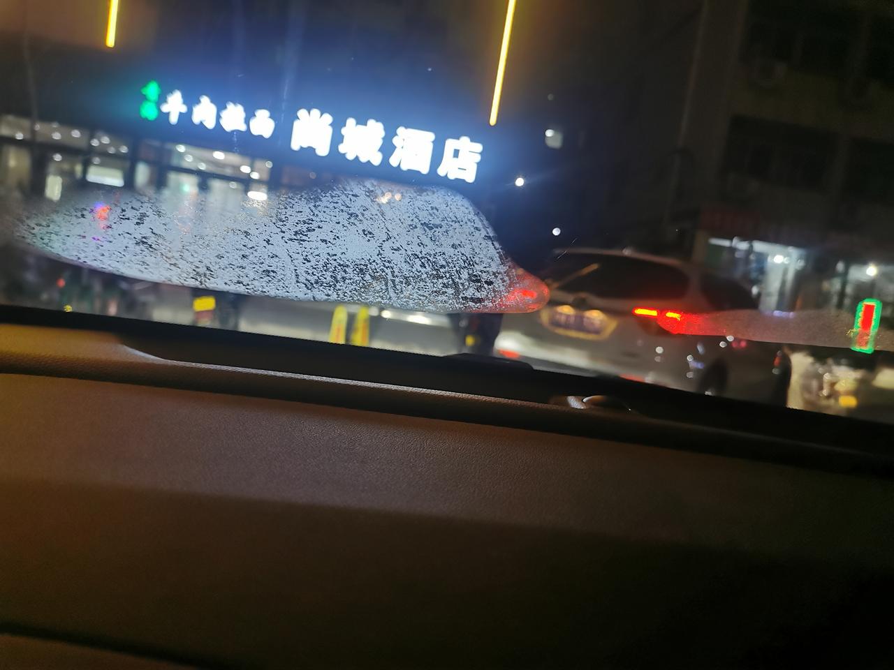 起亚K5 下雨天只要一开空调就有这种情况是什么原因导致的 有谁知道嘛