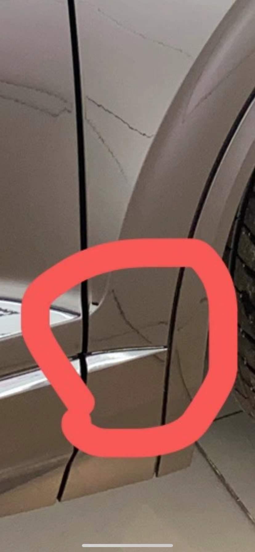 大众途锐 我订了3.0锐享，前天去看车发现前轮后面的车壳用3M胶的，车友们你们的车也是这样吗？