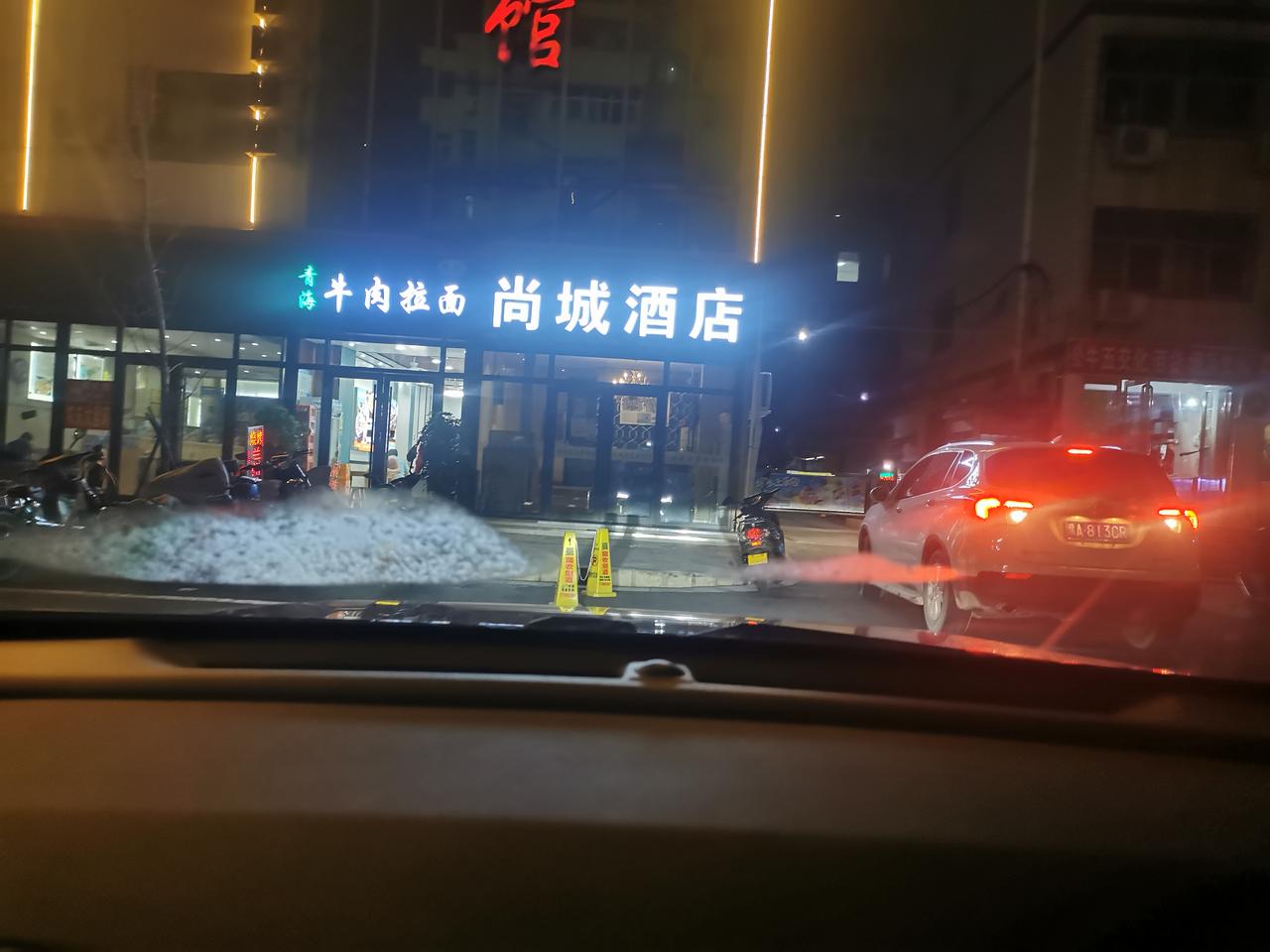 起亚K5 下雨天只要一开空调就有这种情况是什么原因导致的 有谁知道嘛