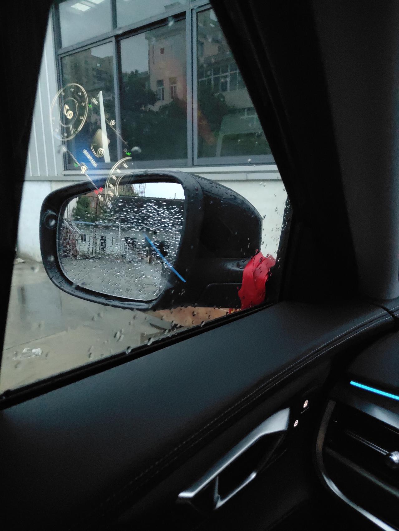 奇瑞瑞虎8 一下雨就看不清后方了  有什么方吗