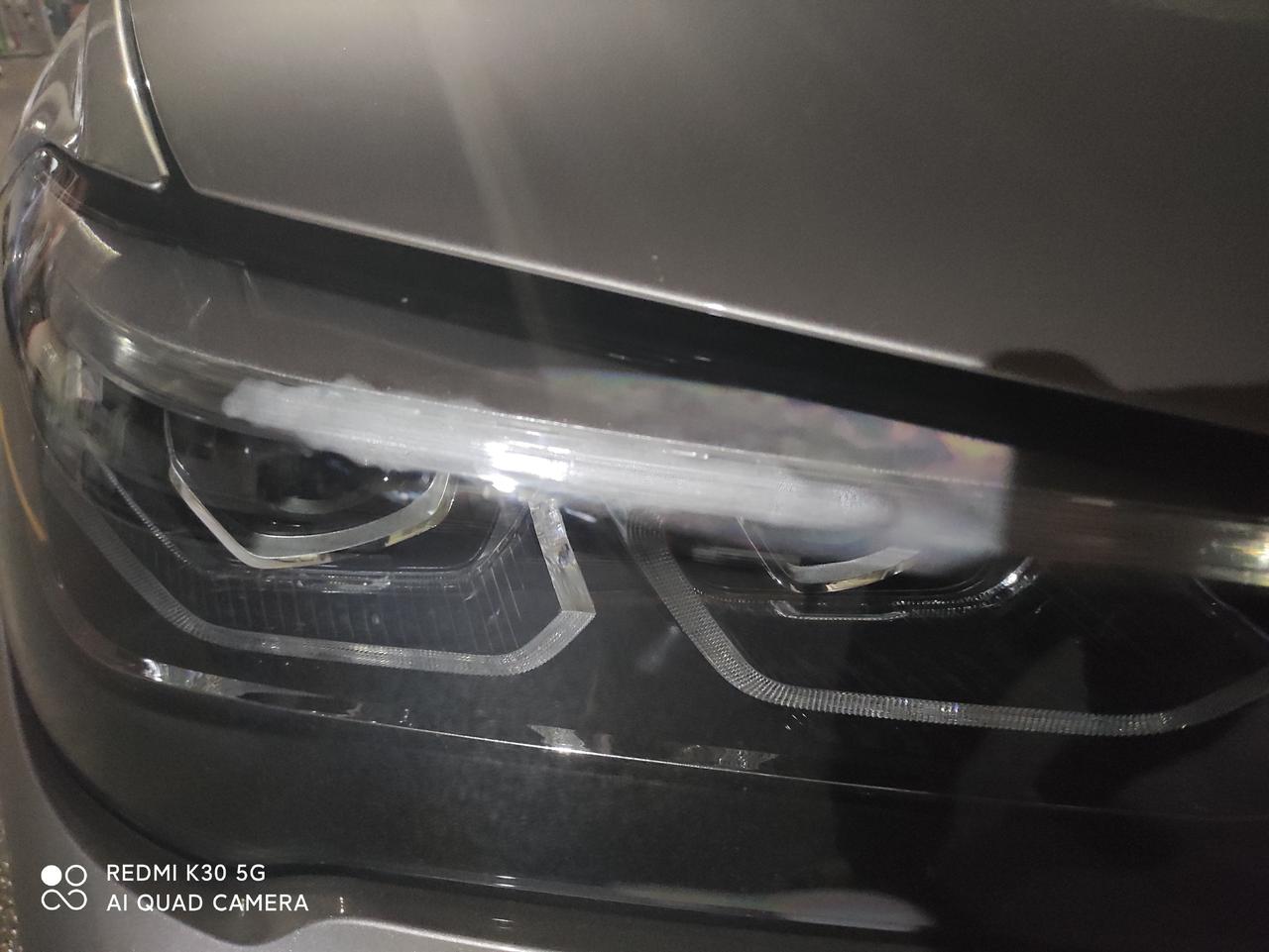 宝马X1  2021年3月15号提的车，下有小雨，回家后发现大灯里面有雾，两边都有，是什么原因？