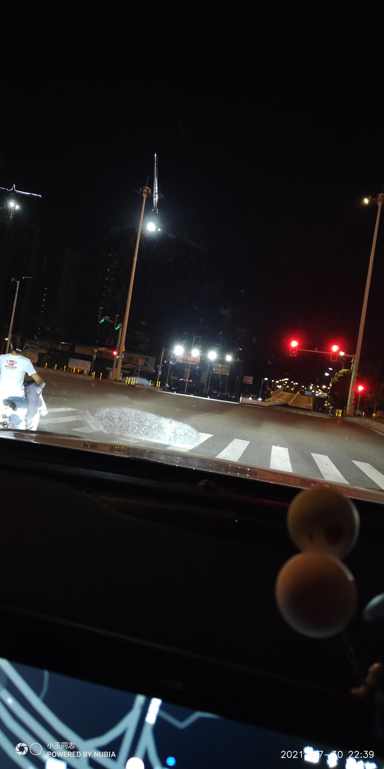 长安欧尚X5 圈里面的雾气是哪里来的?  就那一团  不在里面 在外面。。。