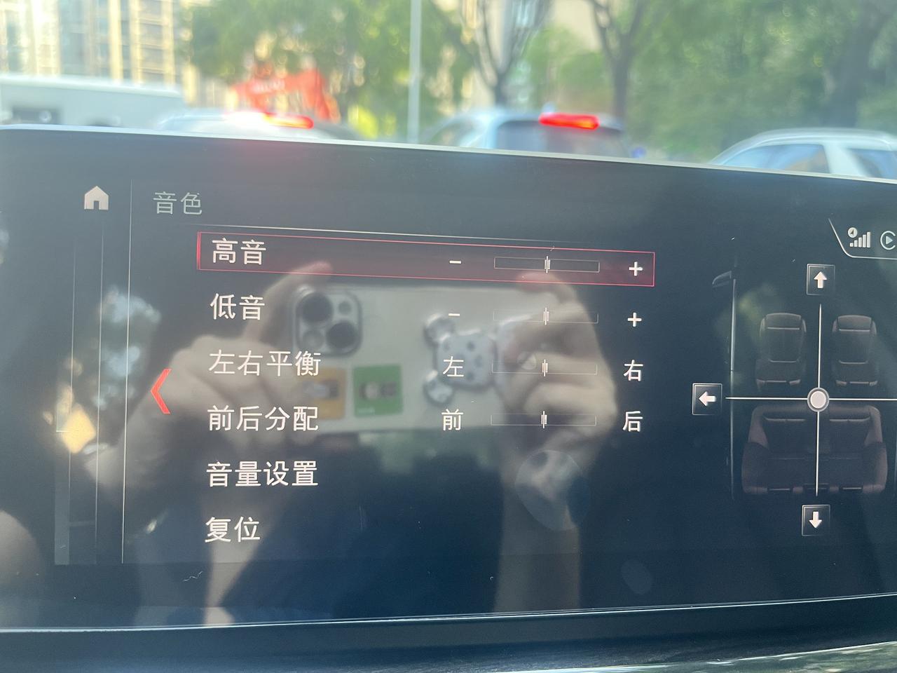 宝马X1 25尊享表配哈曼卡顿，4S销售说12个扬声器的没有均衡器界面，调音界面只有高低音（见附图）。16个扬声器的才有