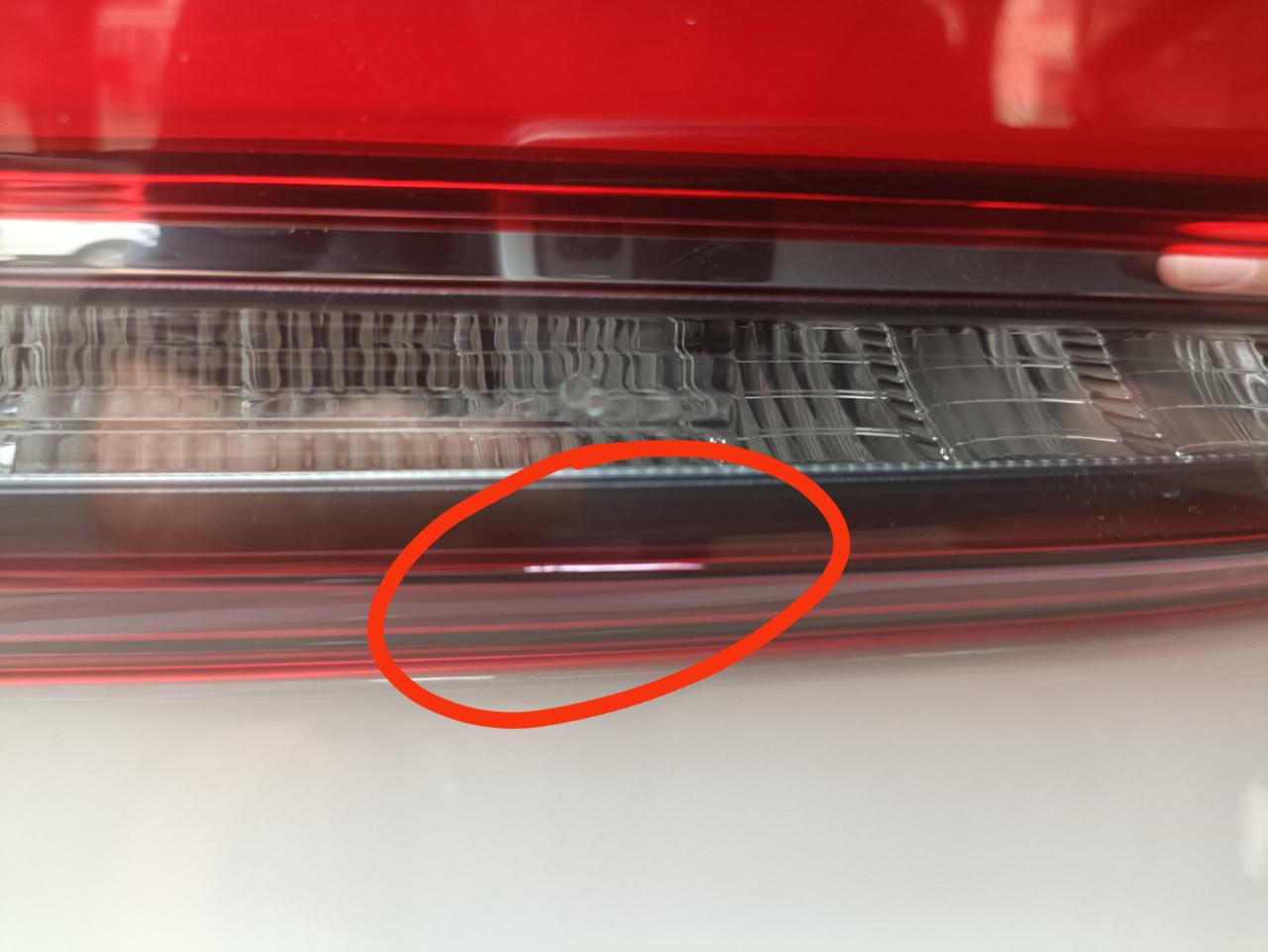 宝马X1 今年8月份买的新车，尾灯瑕疵。这个是怎么出厂的？