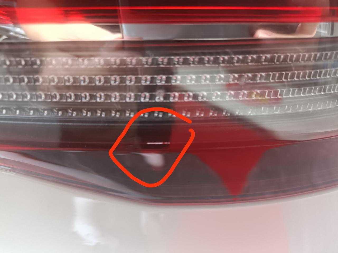 宝马X1 今年8月份买的新车，尾灯瑕疵。这个是怎么出厂的？