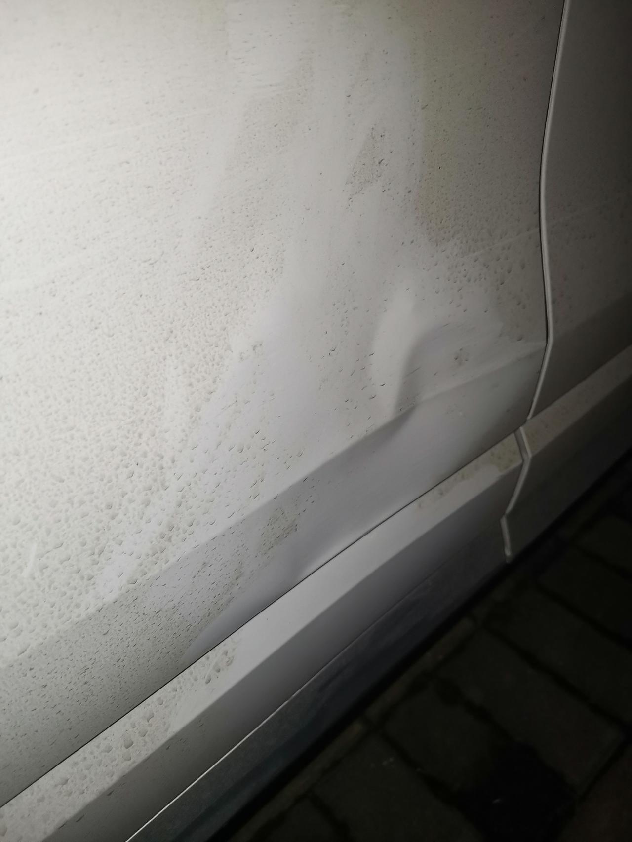 奥迪Q3 老司机们 车子右后门蹭到柱子了，请问这种情况只钣金不喷漆行吗？如果钣金喷漆大概多少钱合适？