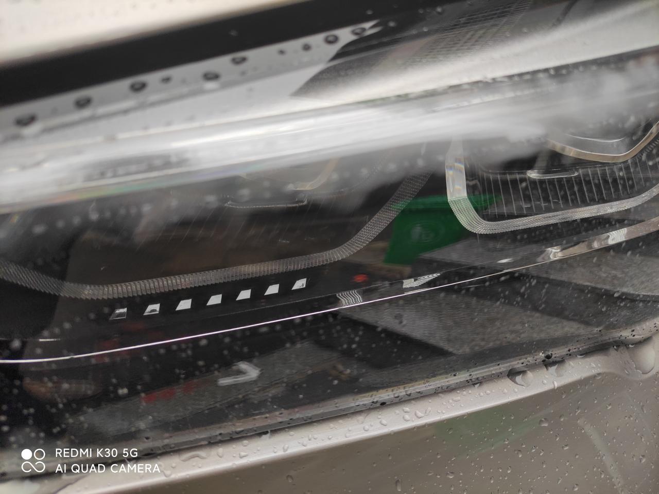 宝马X1  2021年3月15号提的车，下有小雨，回家后发现大灯里面有雾，两边都有，是什么原因？