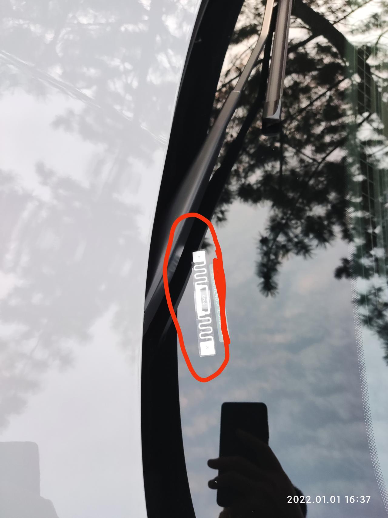 星途凌云 大家知道前挡玻璃左面上下各有一个这样的贴纸是干啥的吗？