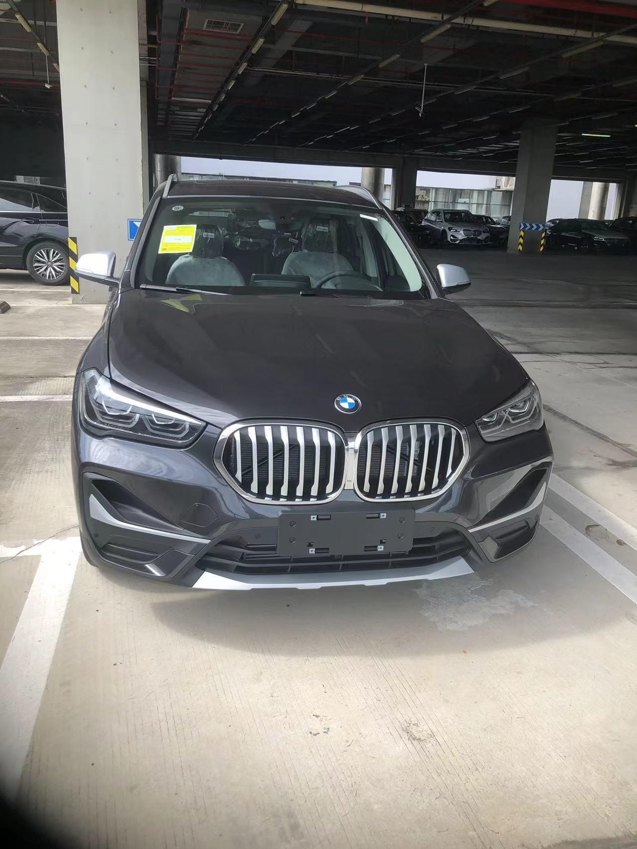 宝马X1 友友们，销售帮我拍照看了车，前挡风玻璃3月份，车窗有一块6月份，其他的5月份，车胎倍耐力4月份，整车是8月份，