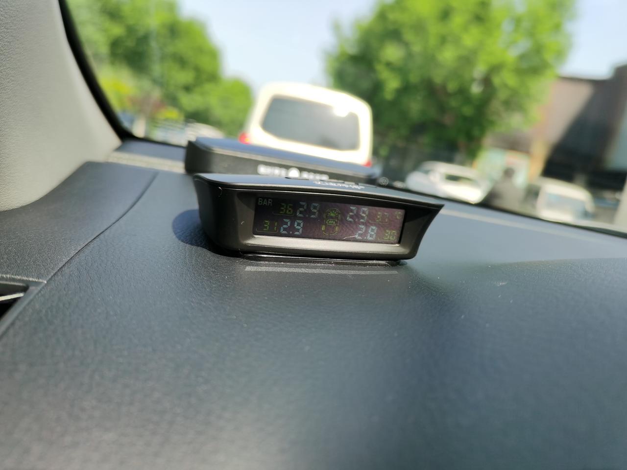丰田YARiS L 致炫 不跑的时候2. 7，在路上跑一阵上到2. 9了，这个胎压是不是太高了，大家的胎压都是多少啊。。