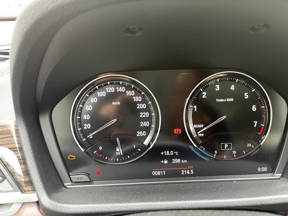 宝马X1 发动机故障灯黄灯亮！各位大神，新提20天的车，今天去开车，刚把车子通电还没点火，发动机故障灯一直黄灯亮着，但是