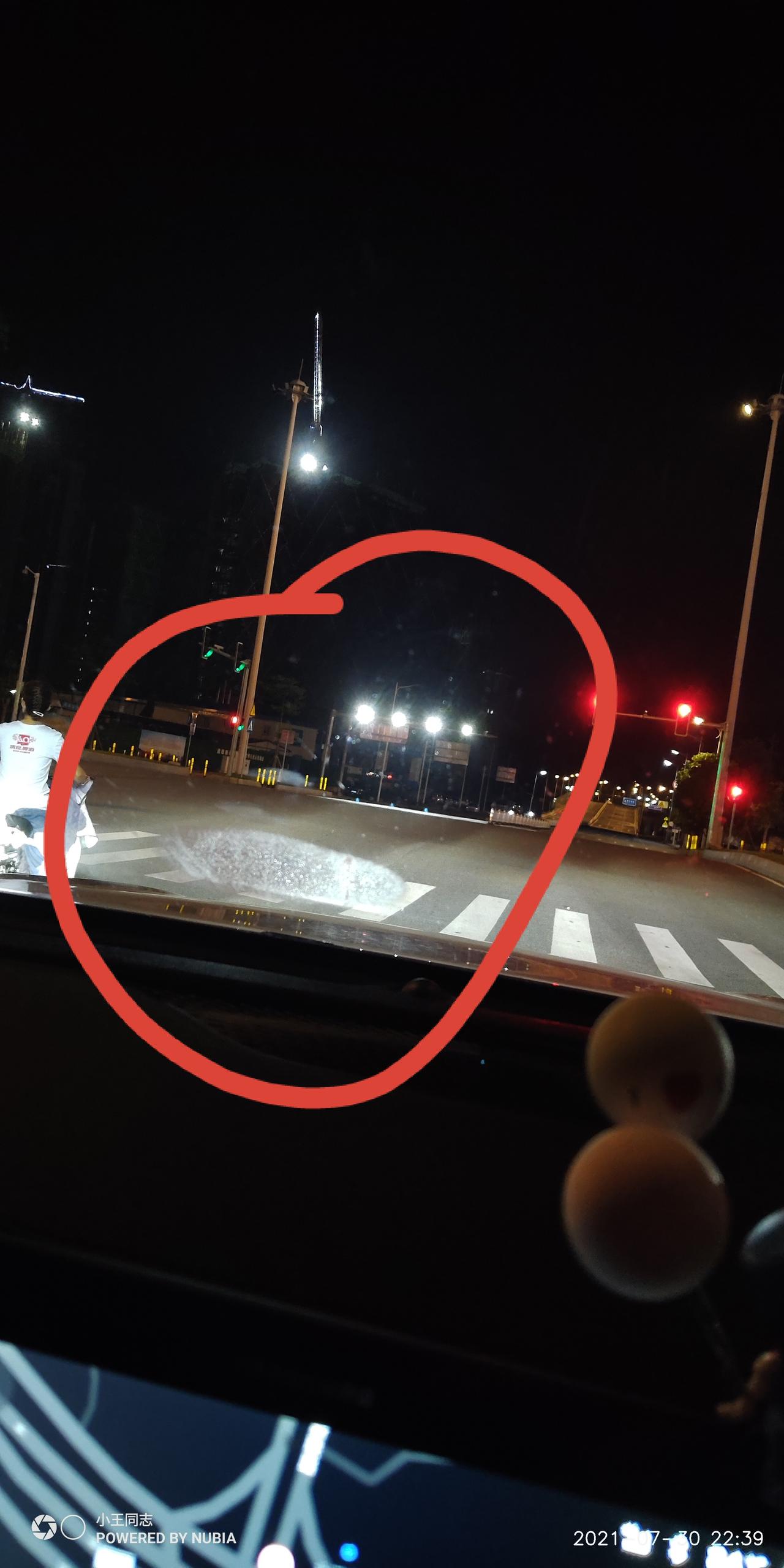 长安欧尚X5 圈里面的雾气是哪里来的?  就那一团  不在里面 在外面。。。
