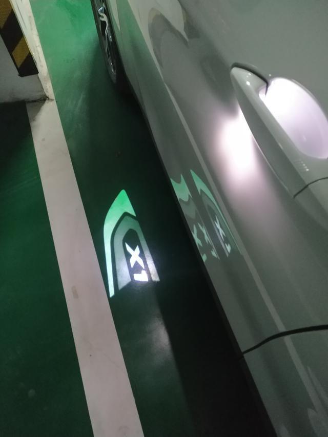 宝马X1 想问问已提22款X1的兄弟们，现款2.0领先还有迎宾灯的吗？