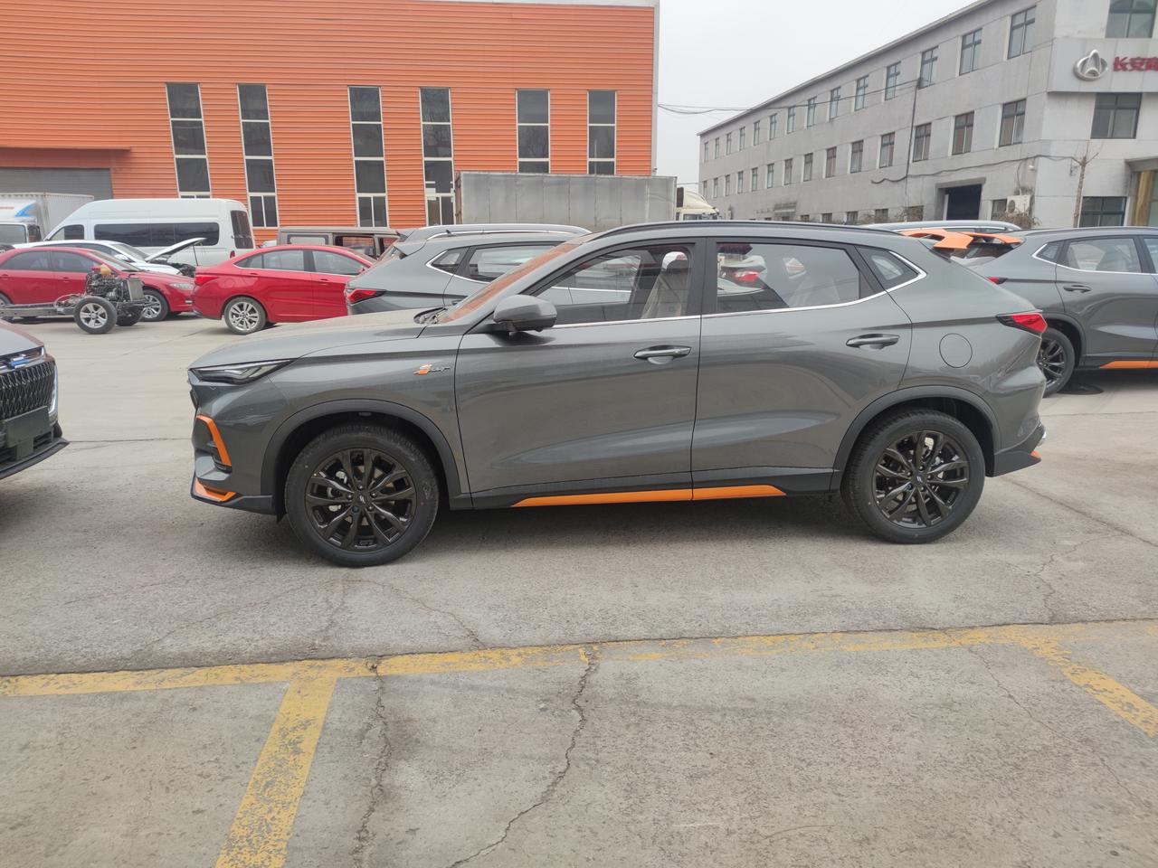 长安欧尚X5 兄弟们，x5运动飓风音速版，裸车107900，优惠3000，也就是104900，首付5w，分期三年带息，利