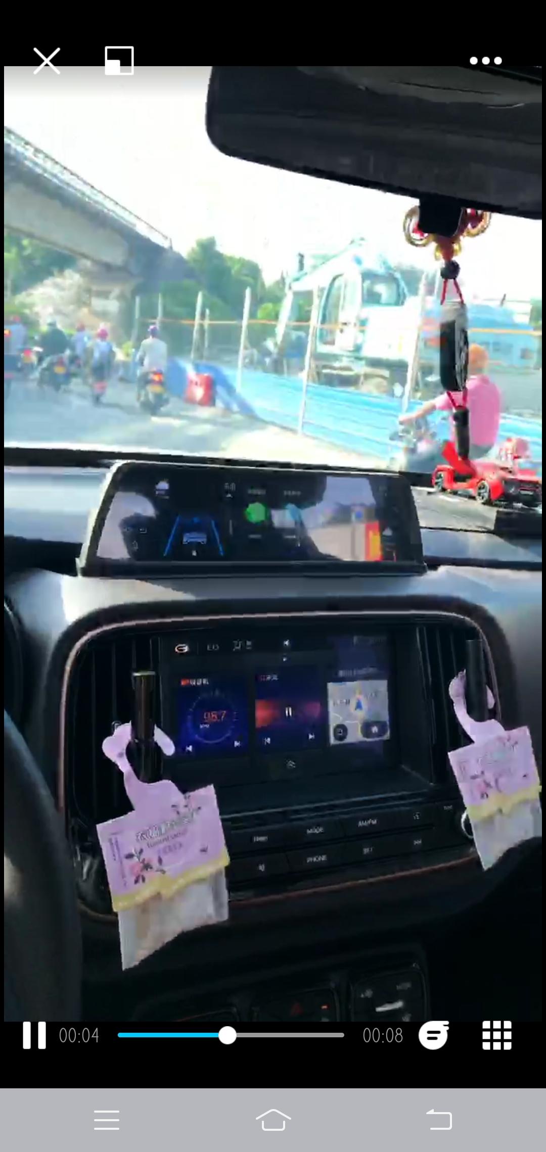 广汽传祺传祺GS3 图片那个小屏幕是后来加装的吗？这个有什么功能 加装需要多少钱？