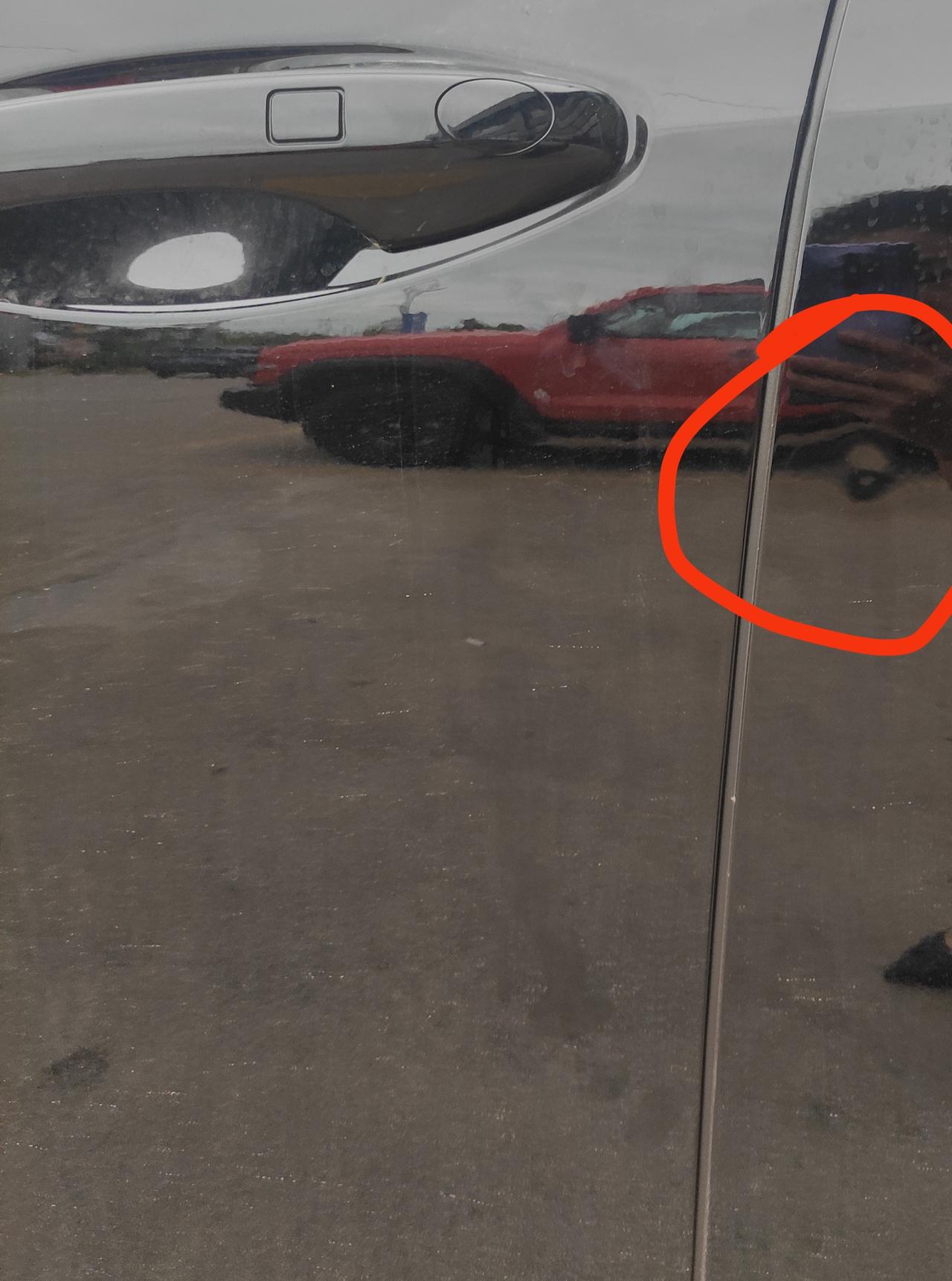 魏牌玛奇朵DHT 4S店一直催我去提车，结果问了才知道运输不当，导致主驾门板上有一个小坑凹陷，让我去协商。这种情况咋处理