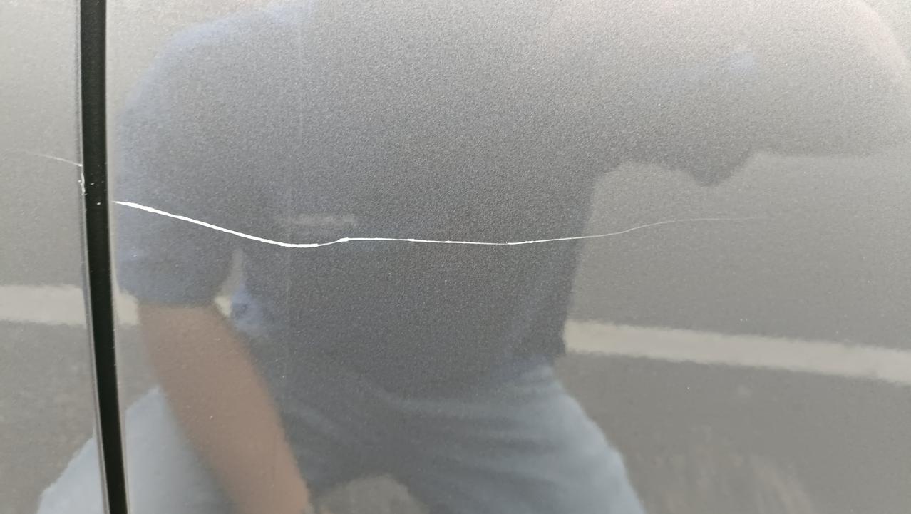 广汽传祺传祺GS3 车被畜牲刮花了，找不到人，这种情况要报保险还是自己花钱去喷漆呢？