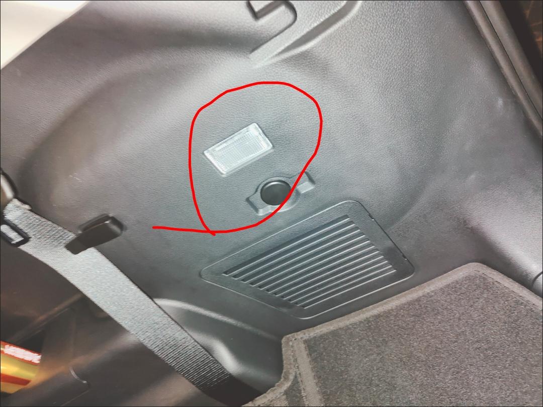 东风风光风光580 刚提了车，发现几个问题！首先1：前面两个车门红色警示灯没亮（是没装灯泡还是没接线）？2：四车门的车窗