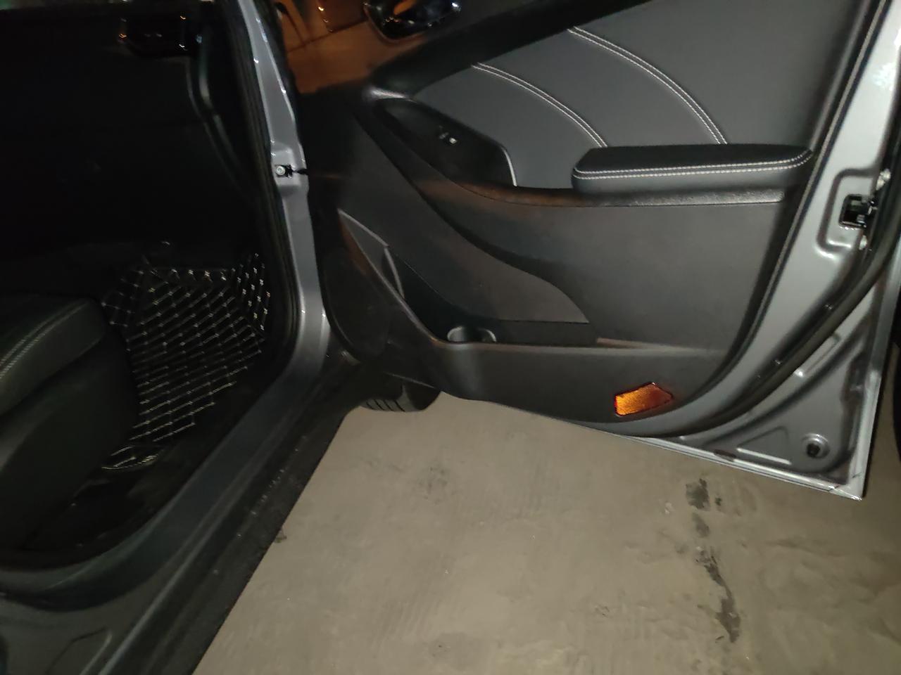 东风风光风光580 刚提了车，发现几个问题！首先1：前面两个车门红色警示灯没亮（是没装灯泡还是没接线）？2：四车门的车窗