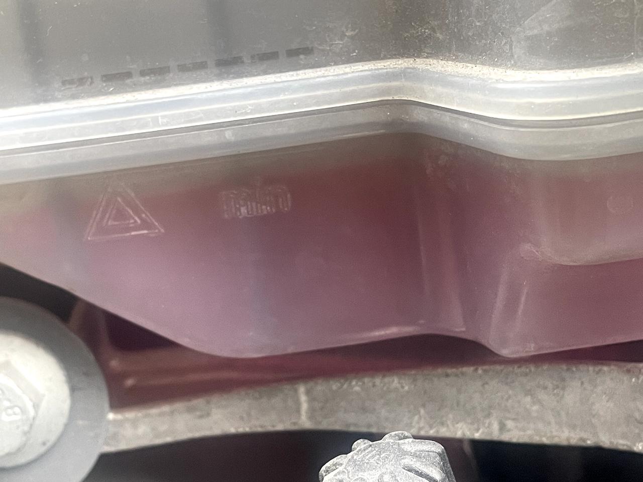 大众高尔夫 这个防冻液是不是低于下限了，看车也没提示添加，新车才开1.5年。加玻璃水顺便看一下其他水壶液位发现的。也没看